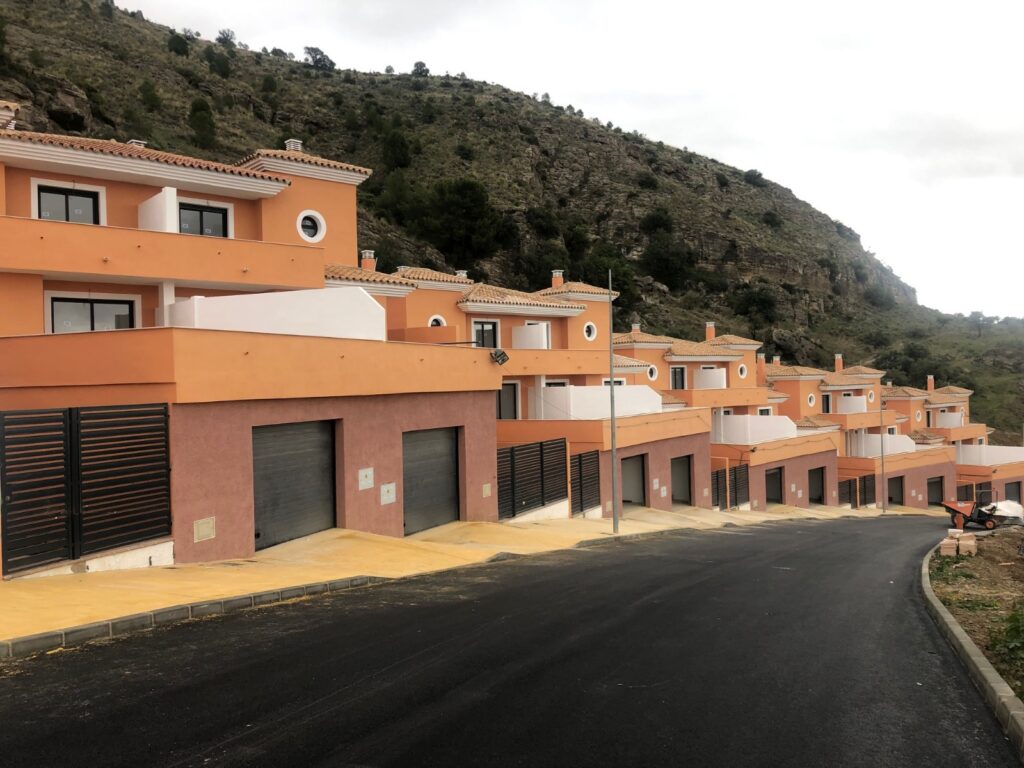 Carretera conservada por Vialquivir Infraestructuras con señalización horizontal visible